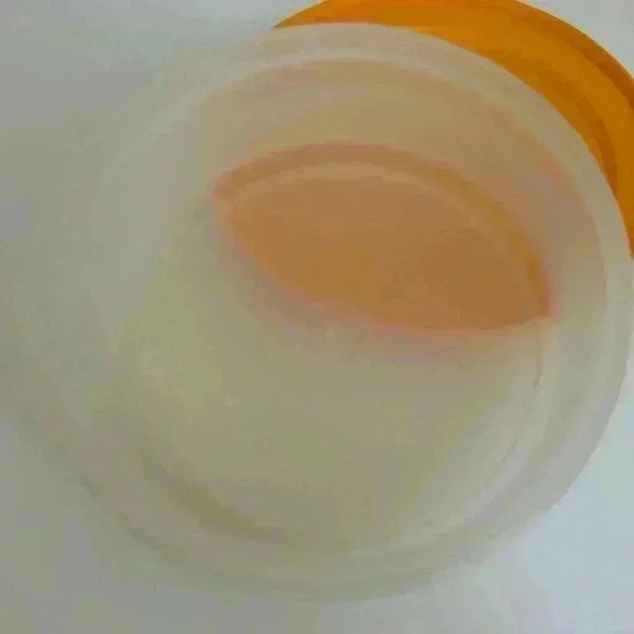 Tupperware Seal  n Serve clear dish 1253-7 with yellow lid 1207-33 - Picture 3 of 7